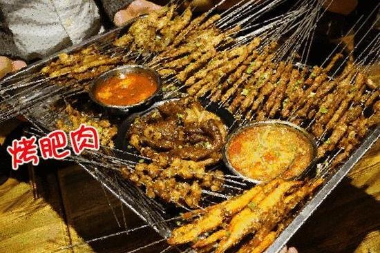 小伙吃燒烤后眼瞎