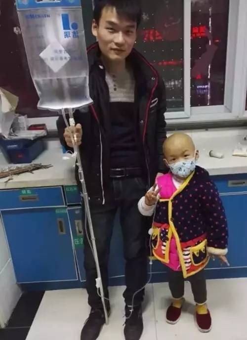 男子街頭賣妻救女