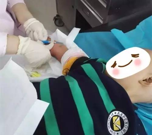 男子街頭賣妻救女