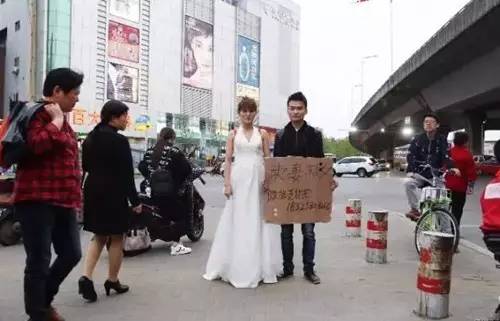 男子街頭賣妻救女