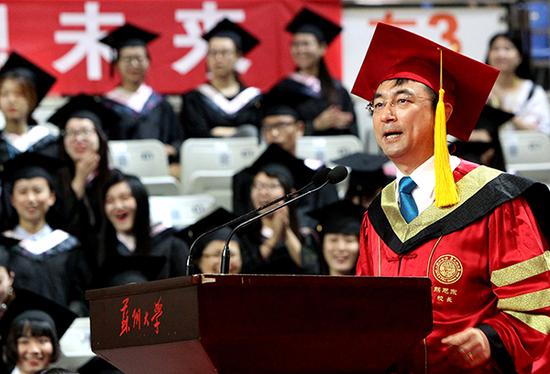 校長熊思東在學(xué)位授予儀式上為畢業(yè)生們臨別贈言。