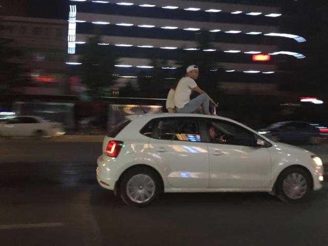 坐車頂兜風遭罰