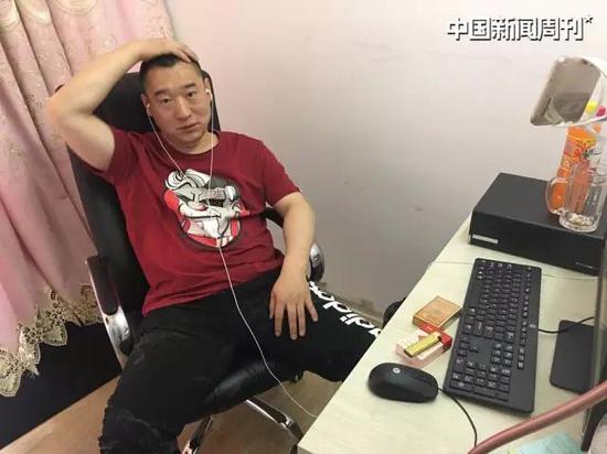 網(wǎng)名“大力哥” 的趙金龍?jiān)谥辈ラg。