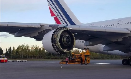 飛機引擎空中解體