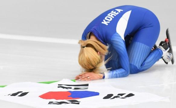 選手摘銀磕頭道歉