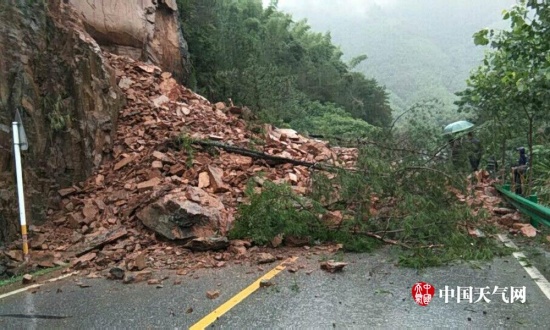 湖南炎陵暴雨山體塌方