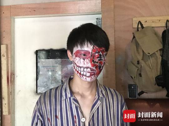 95后小伙愛上扮鬼