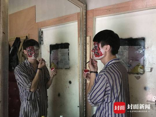 95后小伙愛上扮鬼