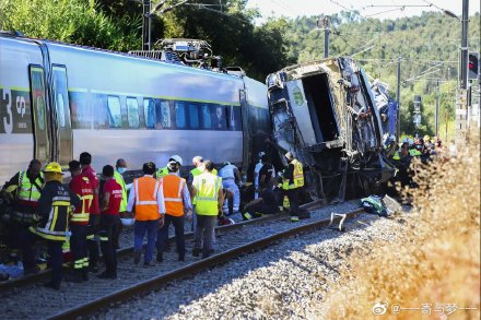 火車相撞事故現場照片