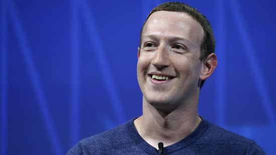 Facebook 創始人兼首席執行官馬克·扎克伯格 (Mark Zuckerberg) 在 2018 年的巴黎活動中發表講話。