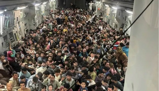 美國C-17運輸機搭載640名阿富汗人
