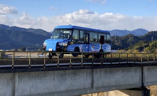 世界上第一輛“雙模車”開始在日本運營