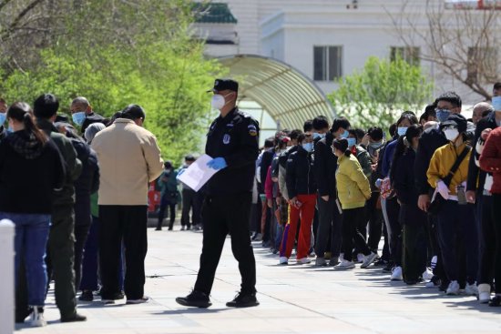 中國在4月8日報(bào)告了1,350例新確診的COVID病例，而一天前為1,576 例