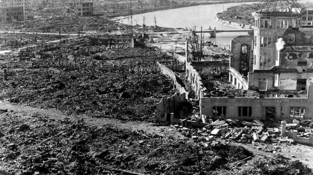1945年8月6日，廣島遭到轟炸，這座城市被摧毀，造成14萬人死亡。