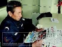 史現(xiàn)河工作之余喜歡看報。